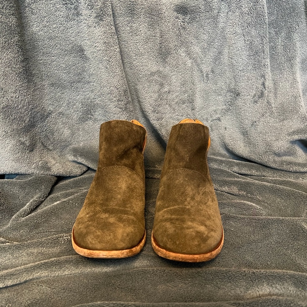 Brand - kork ease , leather upper , balance man made materials, size 7M